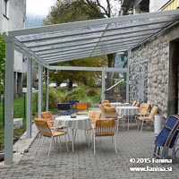 Steklen nadstrešek za bar