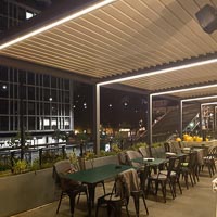 Brisole pergola osvetljena ponoči - STA Travel Cafe