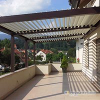 Pergola brisole na ograji