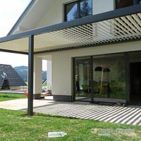 Pergola brisole z malim naklonom
