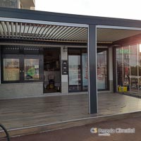 Zasteklitev lamelne pergole.