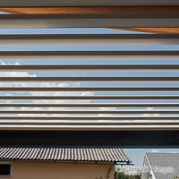 Pogled čez pergolo v nebo