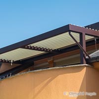 Senčenje balkona z lamelnim senčilom